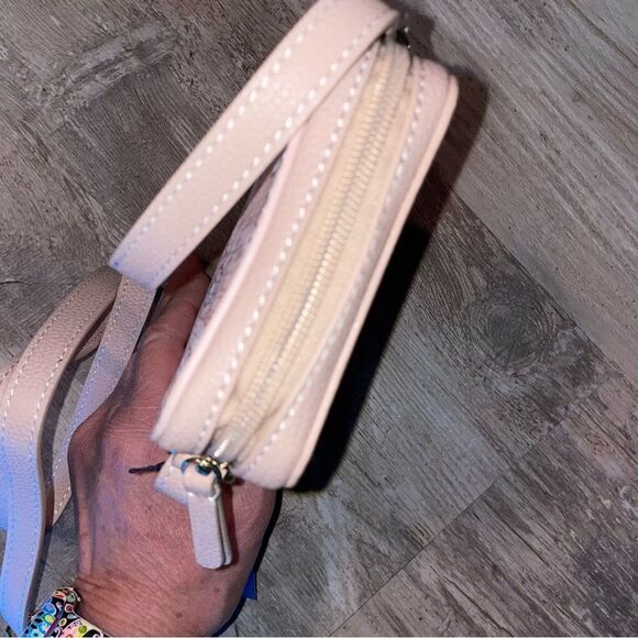 Andrea ii Phone Crossbody Bag
TOMMY HILFIGER Blush Tonal - Picture 2 of 10